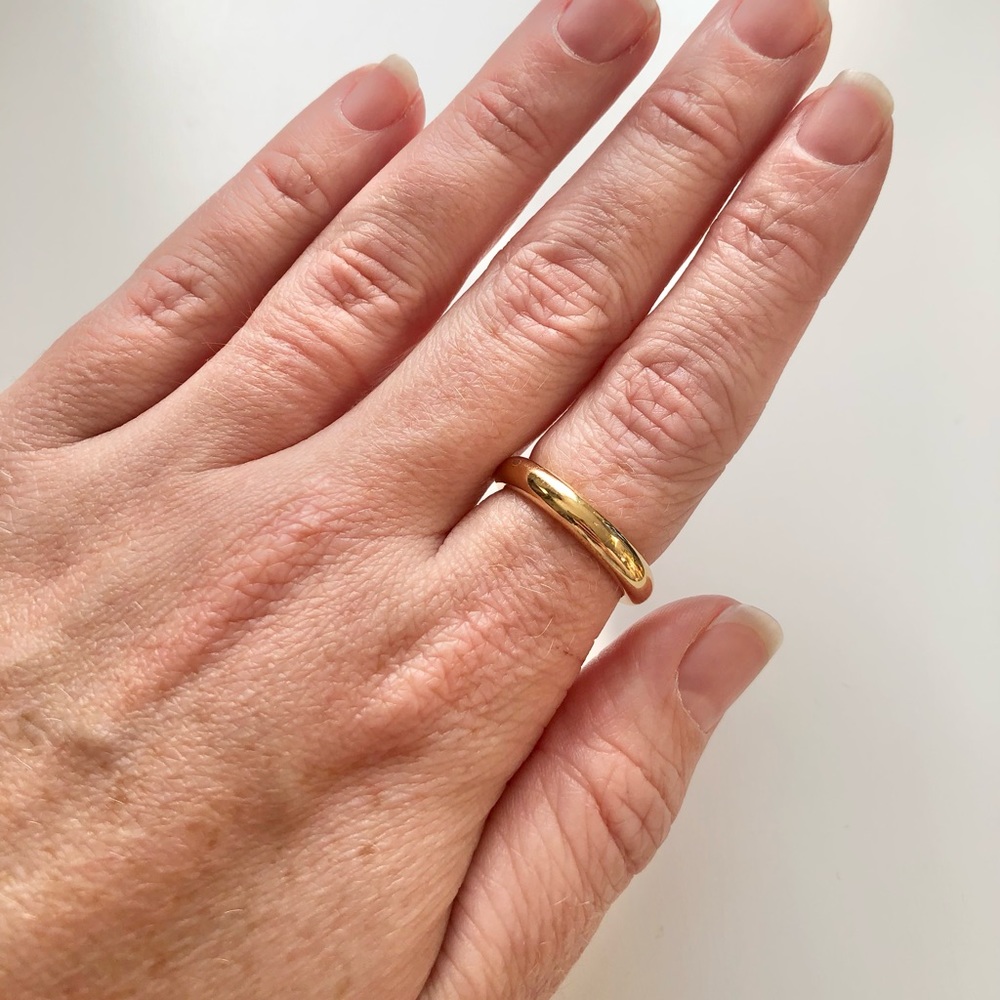 Elegant Gold Band Ring
